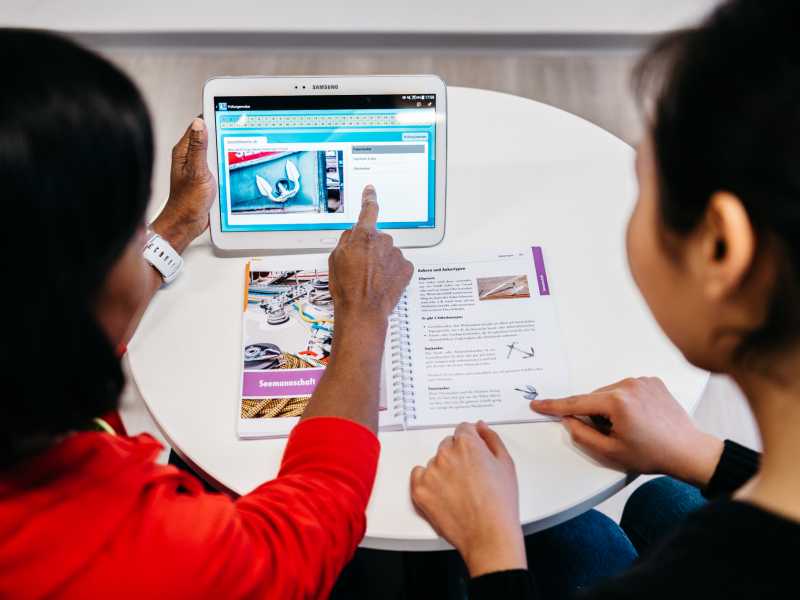 Das Theoriebuch Bootstheorie.chvom Bootsfahrlehrer Andreas Gehri für Einsteiger wie angehende Führer von Motor- und Segelschiffen vermittelt leicht und verständlich die Grundlagen zu den geforderten theoretischen Kenntnissen für den Bootsführerschein Motorboot Kat. A, Passagierschiff Kat. B, Güterschiff Kat. C und Segelschiff Kat. D auf allen Schweizerischen Gewässern.