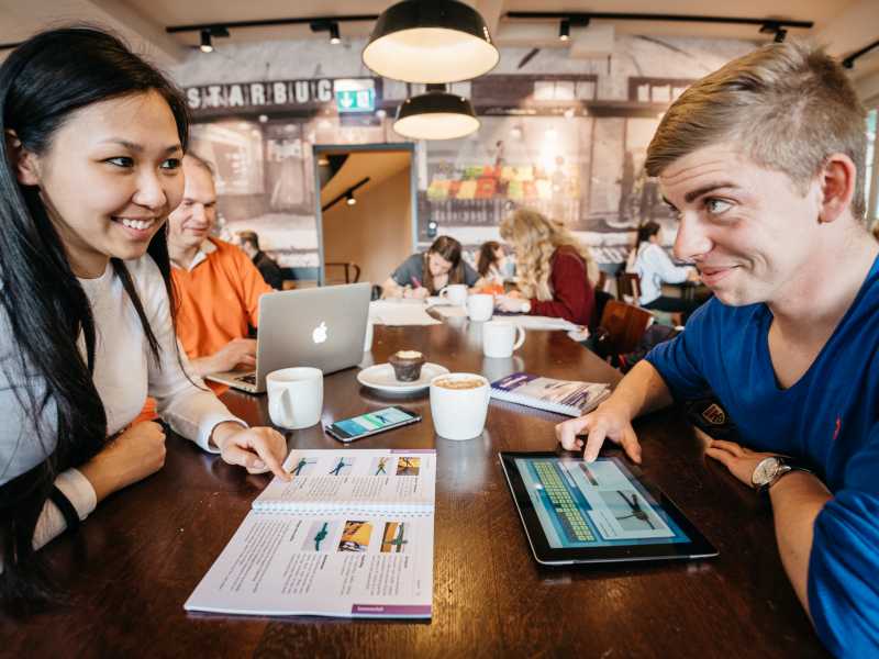 Das Theoriebuch Bootstheorie.chvom Bootsfahrlehrer Andreas Gehri für Einsteiger wie angehende Führer von Motor- und Segelschiffen vermittelt leicht und verständlich die Grundlagen zu den geforderten theoretischen Kenntnissen für den Bootsführerschein Motorboot Kat. A, Passagierschiff Kat. B, Güterschiff Kat. C und Segelschiff Kat. D auf allen Schweizerischen Gewässern.